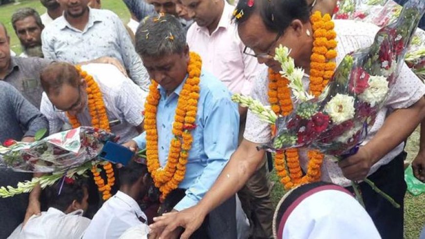 পা ধরে ক্ষমা চেয়ে পদত্যাগে বাধ্য করা চার শিক্ষককে ফেরালেন শিক্ষার্থীরা