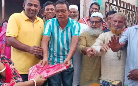 শারদীয় দুর্গা পুজা উপলক্ষ্য পৌর বিএনপির সৌজন্য হরিজন সম্প্রদায়ের মাঝে শাড়ি ও লুঙ্গী বিতরণ