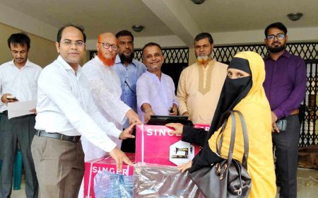 জলঢাকায় দরিদ্রদের মাঝে ভ্যান,সেলাই মেশিন ও ঢেউটিন বিতরণ 