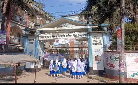 ছাত্রীদের শ্লীলতাহানির অভিযোগ শিক্ষকের বিরুদ্ধে