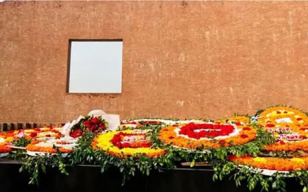 রায়েরবাজার বধ্যভূমি স্মৃতিসৌধে ফুল দিয়ে শহীদদের স্মরণ