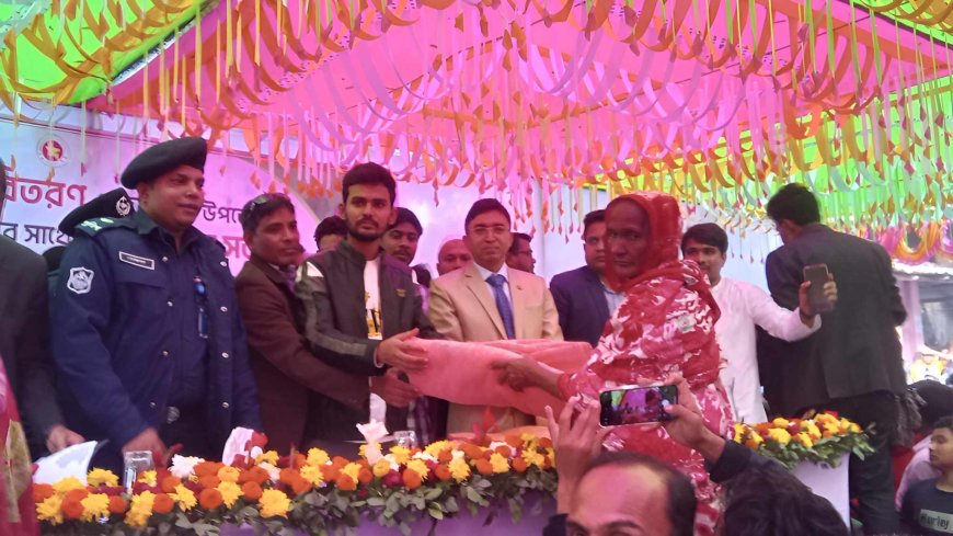 জলঢাকায় শীতবস্ত্র বিতরণে উপদেষ্টা আসিফ মাহমুদ