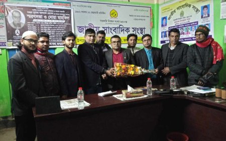 জলঢাকায় দৈনিক ভোরের চেতনা পত্রিকার সম্পাদক ও প্রকাশক'কে ফুলেল শুভেচ্ছা 