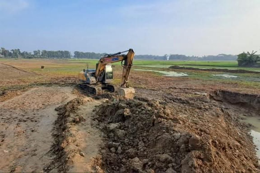 চাঁদপুর সদর রামপুর ইউনিয়নে অনুমতি ছাড়াই ফসলি জমির মাটি কাটছে ভ্যাকু দিয়ে