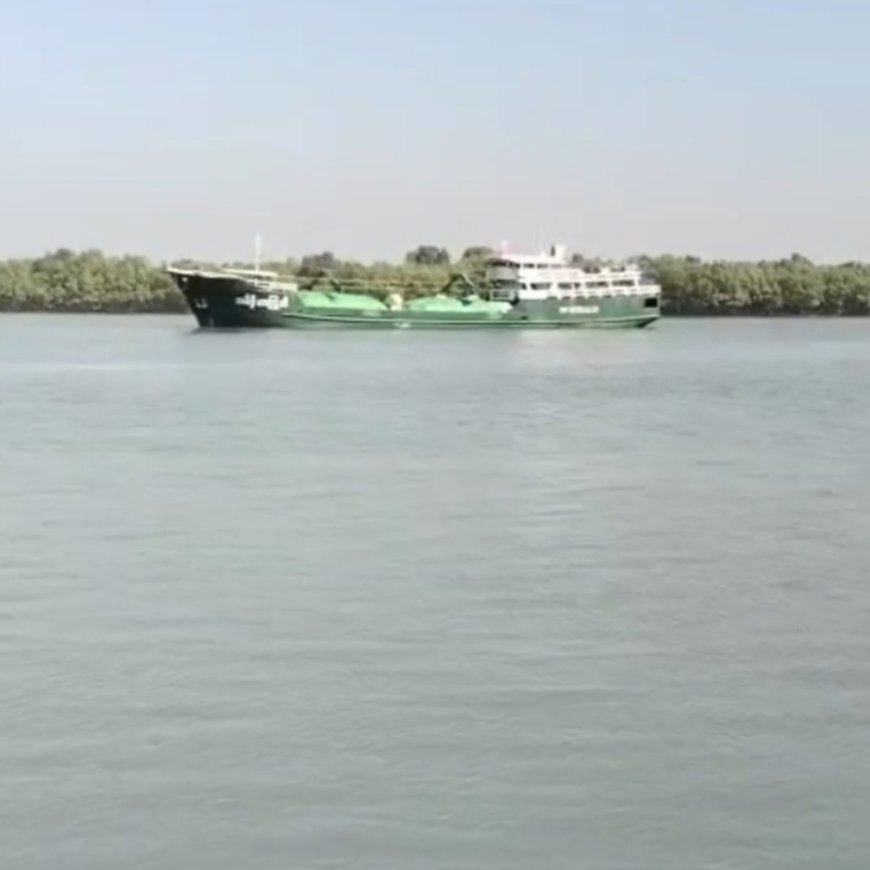 আরাকান আর্মি ৩ দিন পর ছেড়ে দিল ২ টি  কার্গো জাহাজ