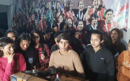 গণ অবসরের হুমকি নারী দলের ফুটবলারদের