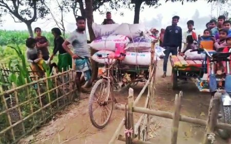 রাস্তায় বেড়া ও বাঁশ পুতে রাখায়, দুর্ভোগে শতাধিক পরিবার