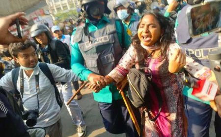 শাহবাগ মোড়ে শিক্ষকদের অবরোধে পুলিশের লাঠিচার্জ