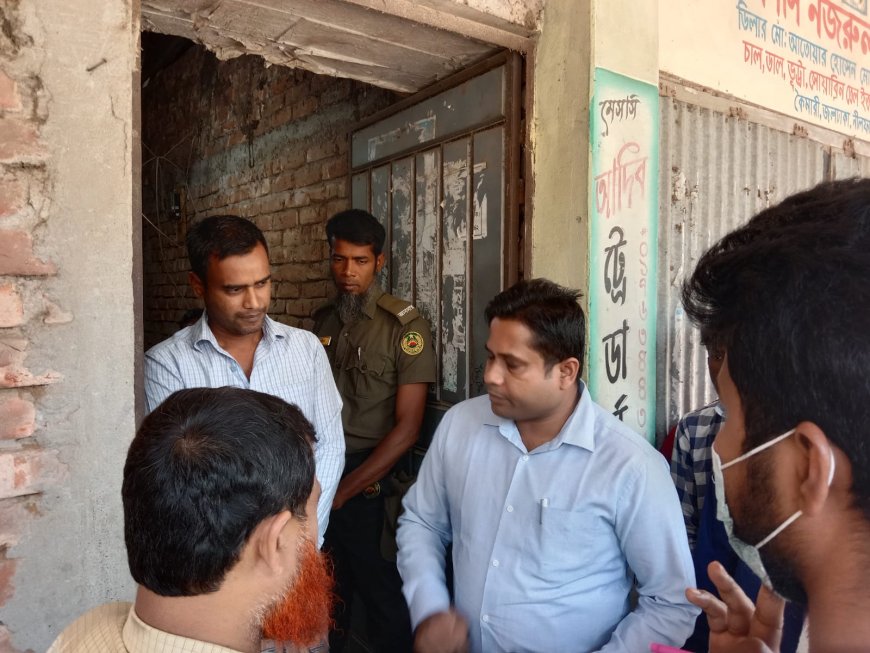 জলঢাকায় চাল কম দেওয়ার অপরাধে ডিলারকে জরিমানা