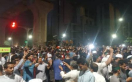 আ. লীগের কার্যক্রম নিষিদ্ধ, উল্লাসে বিক্ষোভকারীরা