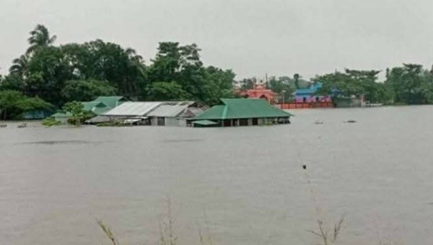 সেন্টমার্টিনে তলিয়ে গেছে অর্ধশত ঘরবাড়ি, ৫ ট্রলার বিধ্বস্ত