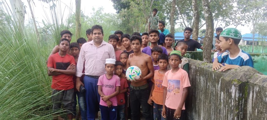 জলঢাকায় খেলাধুলায় তরুণদের উৎসাহিত করতে মাঠে মাঠে ছুটছেন ইউএনও