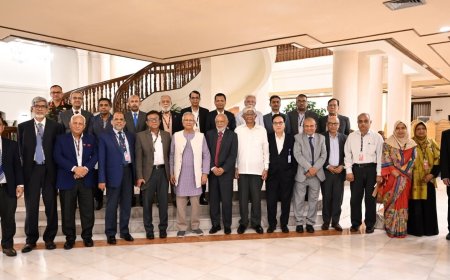 নির্ধারিত ছয় মাসের আগেই নতুন বেতন কাঠামো চূড়ান্ত হবে: প্রধান উপদেষ্টাকে কমিশন চেয়ারম্যান