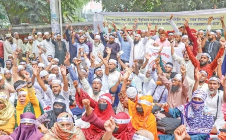 জাতীয়করণের দাবিতে ইবতেদায়ি শিক্ষকদের সড়কে অবস্থান