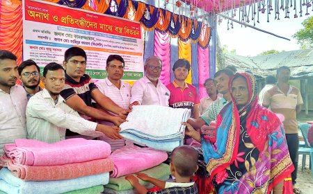 জলঢাকায় মানবতা দেয়ালের উদ্যোগে অনাথদের মাঝে বস্ত্র বিতরণ