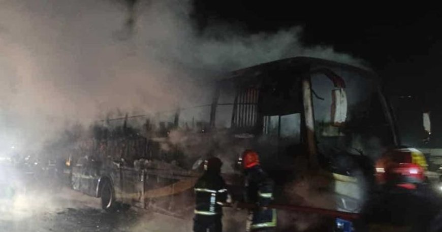 মধ্যরাতে ঢাকা-টাঙ্গাইল মহাসড়কে চলন্ত বাসে আগুন দিলো দুর্বৃত্তরা