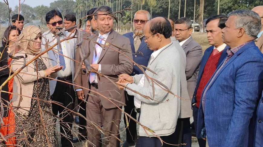 দেশের কৃষকরাই সত্যিকার অর্থে কৃষি বোঝেন: দিনাজপুরে কৃষি সচিব
